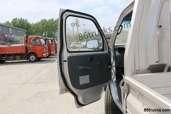 Dongfeng T3 (formerly Xiaobawang W) 87hp 4X2(6 wheels) 3.3m single-row flatbed micro truck Cab (1) | 86Trucks