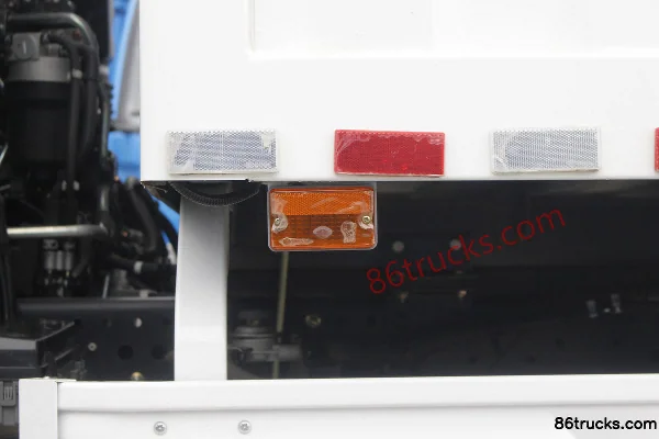 Qingling Isuzu 700P Series Medium Truck 190 hp 4X2(6 wheels) 7.012m Single Row Van Cargo Truck (5-speed) Body (3) | 86Trucks