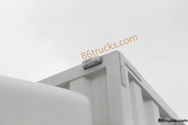 Qingling Isuzu 700P Series Medium Truck 190 hp 4X2(6 wheels) 7.012m Single Row Van Cargo Truck (5-speed) Body (2) | 86Trucks