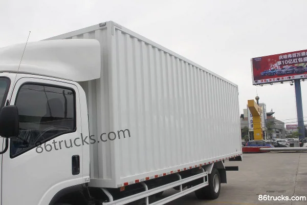 Qingling Isuzu 700P Series Medium Truck 190 hp 4X2(6 wheels) 7.012m Single Row Van Cargo Truck (5-speed) Body (1) | 86Trucks