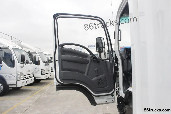 Qingling Isuzu 700P Series Medium Truck 190 hp 4X2(6 wheels) 7.012m Single Row Van Cargo Truck (5-speed) Cab (1) | 86Trucks