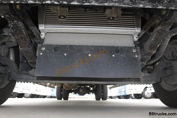 Qingling Isuzu 700P Series Medium Truck 190 hp 4X2(6 wheels) 7.012m Single Row Van Cargo Truck (5-speed) Chassis (2) | 86Trucks