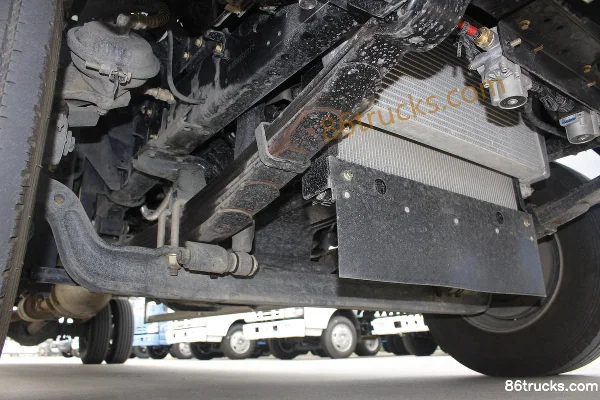 Qingling Isuzu 700P Series Medium Truck 190 hp 4X2(6 wheels) 7.012m Single Row Van Cargo Truck (5-speed) Chassis (1) | 86Trucks