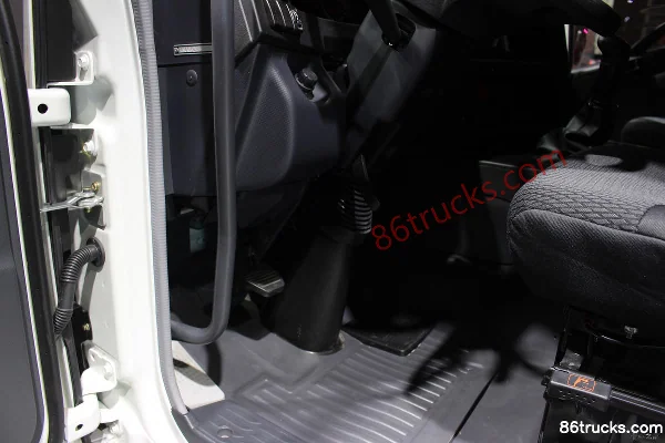 Qingling Isuzu Giga 350 ch 4X2(6 roues) camion porteur fourgon 9,6 m Cabine (2) | 86Trucks