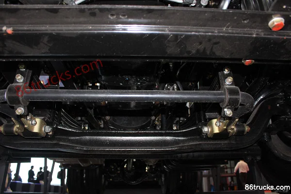 Qingling Isuzu Giga VC61 420 hp 4X2(6 wheels) tractor truck Chassis (2) | 86Trucks