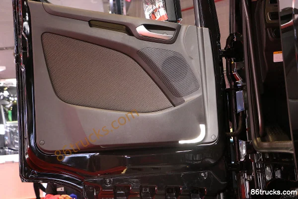 Hyundai Commercial Vehicle XCIENT Heavy Truck 440 hp 6X2(8 wheels) Tractor Truck (Lift Axle) Cab (2) | 86Trucks
