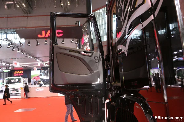 Hyundai Commercial Vehicle XCIENT Heavy Truck 440 hp 6X2(8 wheels) Tractor Truck (Lift Axle) Cab (1) | 86Trucks