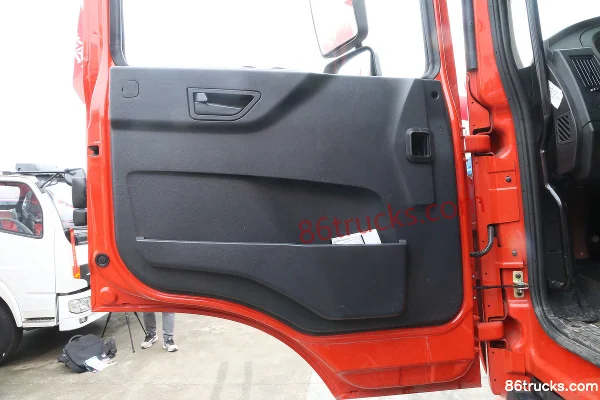 Dongfeng Duolika D12 Luxury Edition 240 hp 4X2(6 wheels) 9.85m Van Cargo Truck Cab (3) | 86Trucks