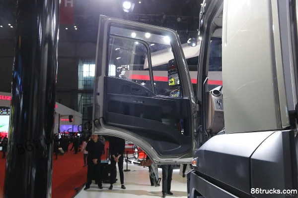 Sinotruk Weilong Heavy Truck 420hp 6X4(10 wheels) Tractor Truck Cab (1) | 86Trucks