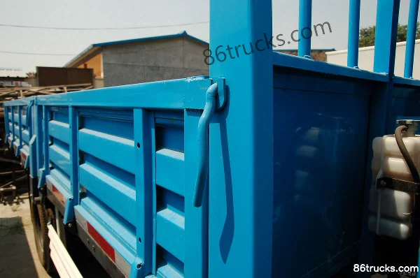FAW-GM Small FAW Jiefang 120hp 4X2(6 wheels) 4.7m Semi-row Flatbed Cargo Truck Body (3) | 86Trucks