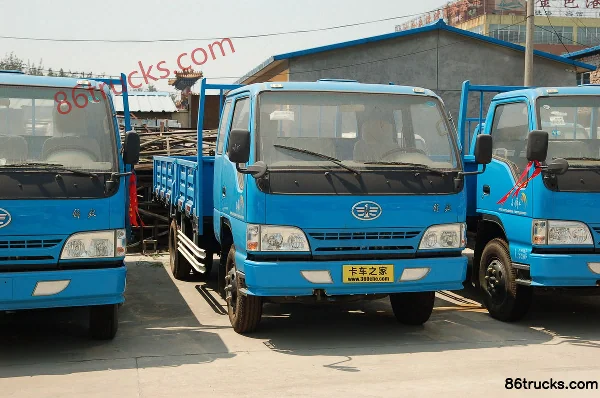 FAW-GM Small FAW Jiefang 120hp 4X2(6 wheels) 4.7m Semi-row Flatbed Cargo Truck Exterior (2) | 86Trucks