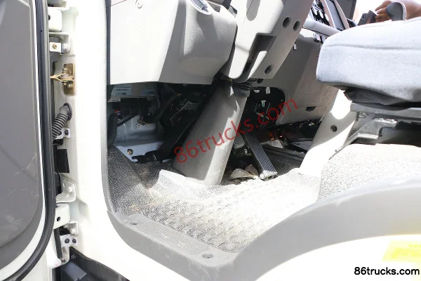 FAW Jiefang J6F 3.75m single-row pure electric van light truck 120kWh 4X2(6 wheels) Interior (2) | 86Trucks