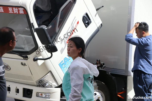 FAW Jiefang J6F 3.75m single-row pure electric van light truck 120kWh 4X2(6 wheels) Chassis (1) | 86Trucks