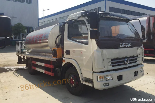 Dongfeng Duolika D7 150 hp 4X2(6 wheels) Asphalt Distributor Truck (Chengliwei Brand) Exterior