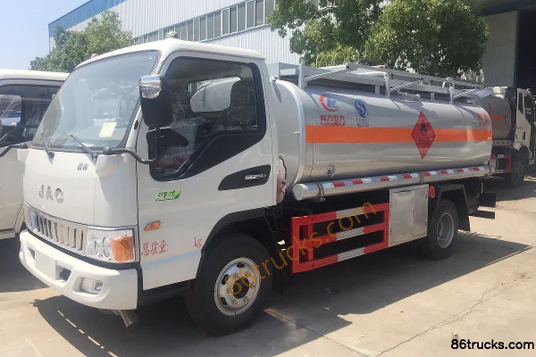 JAC Junling V5 130 hp 4X2(6 wheels) Fuel Tanker Truck (Chengliwei Brand) Exterior (2) | 86Trucks