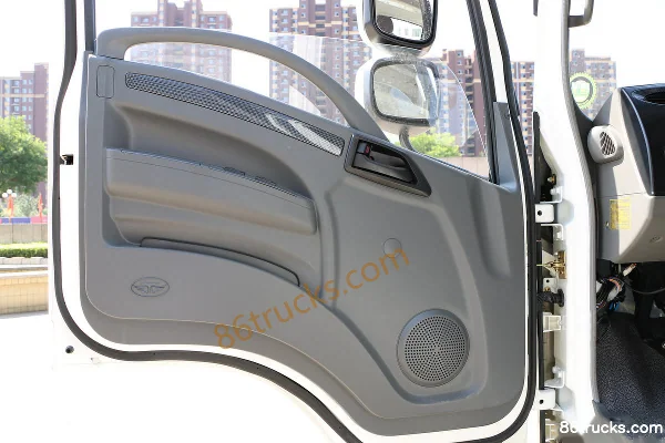 Tangjun Ouling K7 series 156 hp 4X2(6 wheels) 4.1m single-row flatbed light truck Cab (3) | 86Trucks