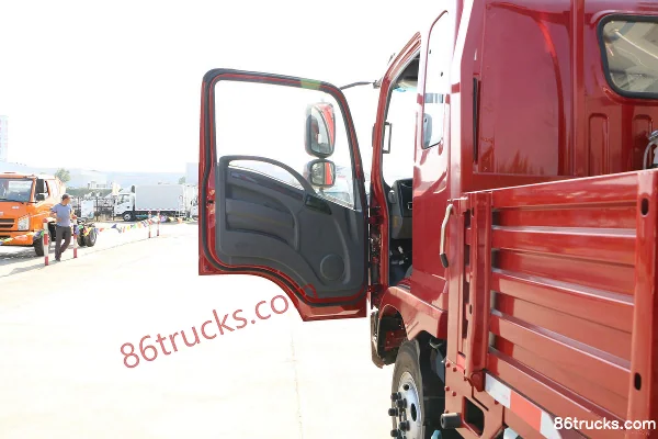 Tangjun Ouling K7 170 hp 4X2(6 wheels) 3.8m Single Row Side Panel Light Truck (China VI) Cab (1) | 86Trucks
