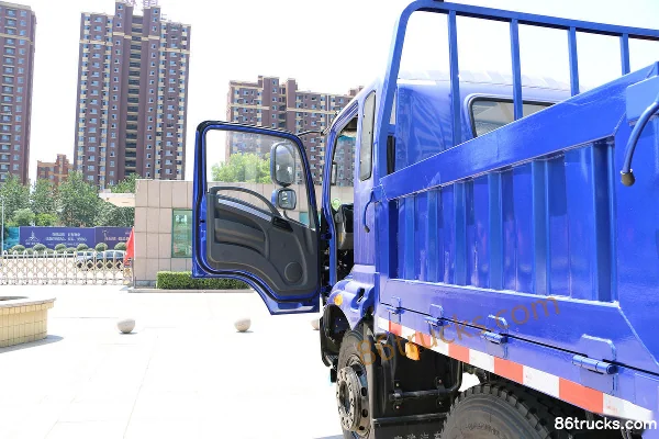 Tangjun Ouling T6 Series 185 hp 6X2(8 wheels) 6.75m Single Row Flatbed Cargo Truck Cab (1) | 86Trucks
