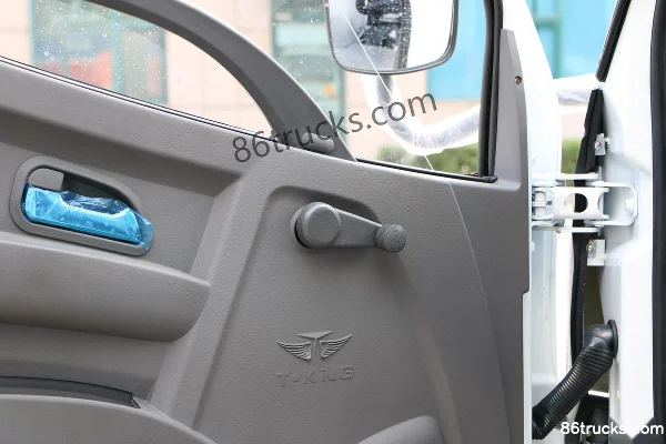 Tangjun Ouling Little BMW 68hp 4X2(6 wheels) 2.515m double-row dump truck Cab (3) | 86Trucks