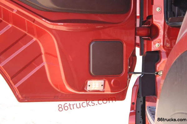 Sinotruk Steyr D7B Heavy Truck 380 hp 6X4(10 wheels) Tractor Truck Cab (2) | 86Trucks