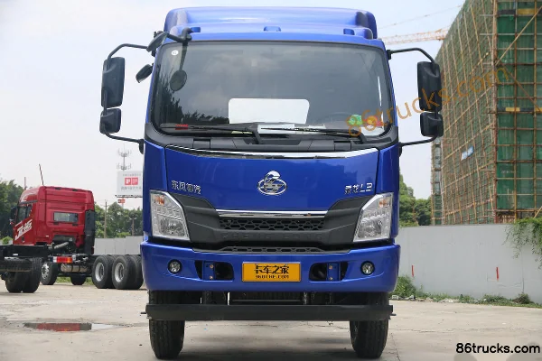 Dongfeng Liuqi Chenglong L3 170 hp 4X2(6 wheels) 5.2m Double Row Flatbed Cargo Truck Exterior (2) | 86Trucks