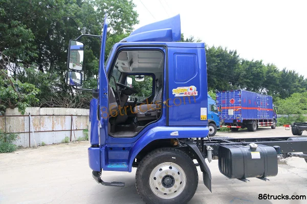 Dongfeng Liuqi Chenglong L3 170 hp 4X2(6 wheels) 5.2m Double Row Flatbed Cargo Truck Cab (2) | 86Trucks