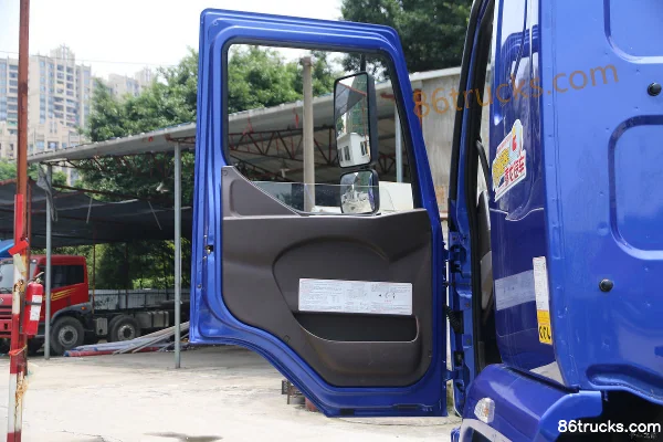 Dongfeng Liuqi Chenglong L3 170 hp 4X2(6 wheels) 5.2m Double Row Flatbed Cargo Truck Cab (1) | 86Trucks