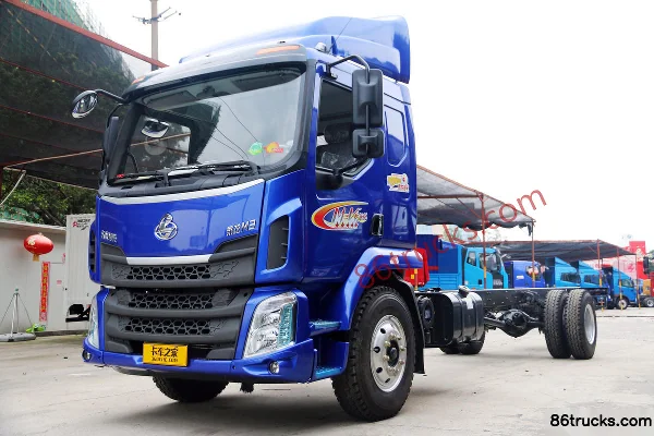 Dongfeng Liuqi New Chenglong M3 Medium Truck 180 hp 4X2(6 wheels) 6.75m cargo truck chassis Exterior (3) | 86Trucks