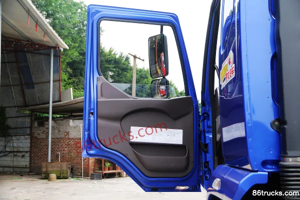 Dongfeng Liuqi New Chenglong M3 Medium Truck 180 hp 4X2(6 wheels) 6.75m cargo truck chassis Cab (1) | 86Trucks