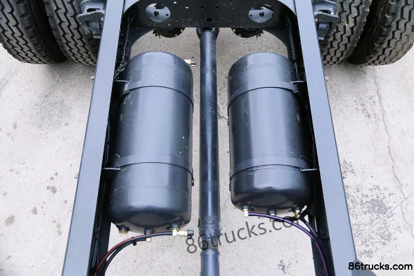Dongfeng Liuqi New Chenglong M3 Medium Truck 180 hp 4X2(6 wheels) 6.75m cargo truck chassis (2) | 86Trucks