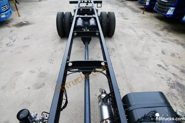 Dongfeng Liuqi New Chenglong M3 Medium Truck 180 hp 4X2(6 wheels) 6.75m cargo truck chassis (1) | 86Trucks
