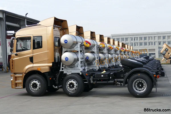 Hualing Hanma H6 Heavy Truck Standard Load Edition 350 hp 6X2(8 wheels) LNG Tractor Truck Exterior (2) | 86Trucks