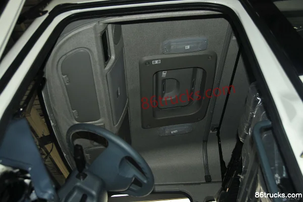 Hualing Hanma H6 Standard Load Edition 310 hp 8X4(12 wheels) 9.6m Cage-type Cargo Truck Cab (2) | 86Trucks