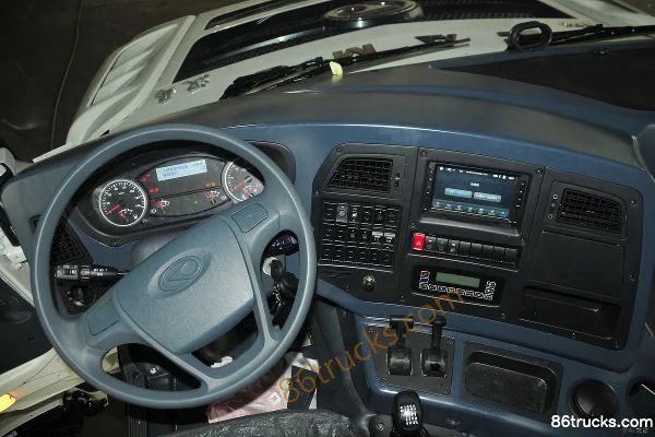 Hualing Hanma H6 Standard Load Edition 310 hp 8X4(12 wheels) 9.6m Cage-type Cargo Truck Cab (1) | 86Trucks