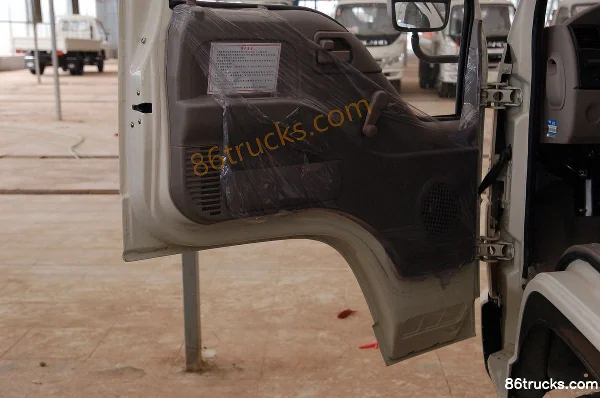 Shidai Linghang III 120hp 4X2(6 wheels) 5.2m single-row flatbed cargo truck Cab (3) | 86Trucks