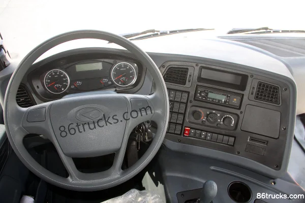 Hualing Lingma H3 160 hp 4X2(6 wheels) 7.8m van cargo truck Cab (1) | 86Trucks