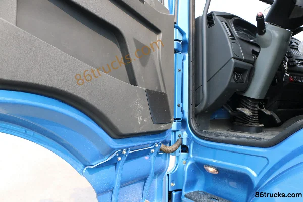 XCMG Hanfeng G5 200 hp 4X2(6 wheels) 9.75m semi-sleeper van cargo truck Cab (2) | 86Trucks