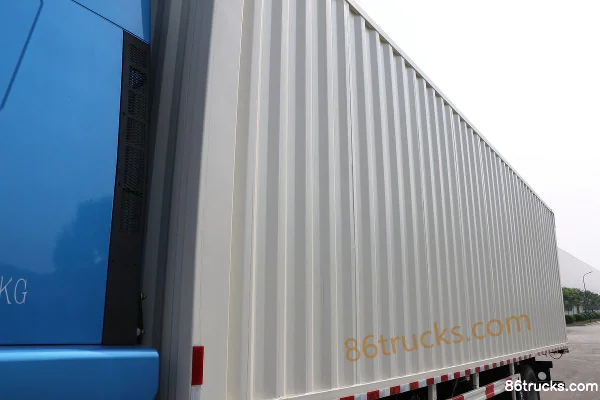 XCMG Hanfeng G5 200 hp 4X2(6 wheels) 9.75m semi-sleeper van cargo truck Body (1) | 86Trucks