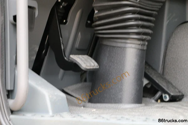 XCMG Hanfeng G7 350 hp 4X2(6 wheels) Tractor Truck (12-speed) Cab (2) | 86Trucks