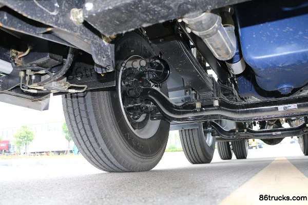 XCMG Hanfeng G7 430 hp 6X2(8 wheels) Tractor Truck Chassis (2) | 86Trucks
