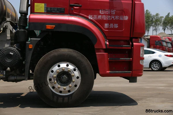 Sinotruk Hohan J7G Heavy Truck 430hp 6X4(10 wheels) LNG Tractor Truck Chassis (1) | 86Trucks