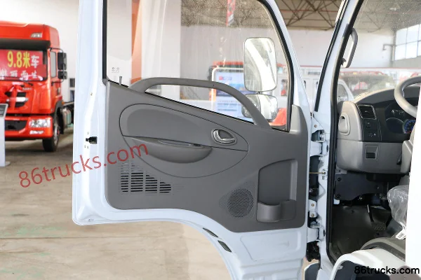 Dongfeng Duolika D5 2018 model 88 hp 4X2(6 wheels) 3.4m semi-row flatbed light truck (air brake) (economy) Cab (1) | 86Trucks