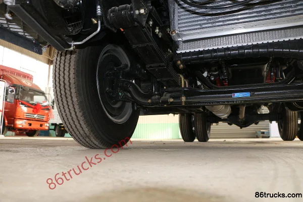 Dongfeng Duolika D5 2018 model 88 hp 4X2(6 wheels) 3.4m semi-row flatbed light truck (air brake) (economy) Chassis (2) | 86Trucks