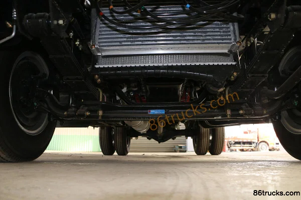 Dongfeng Duolika D5 2018 model 88 hp 4X2(6 wheels) 3.4m semi-row flatbed light truck (air brake) (economy) Chassis (1) | 86Trucks