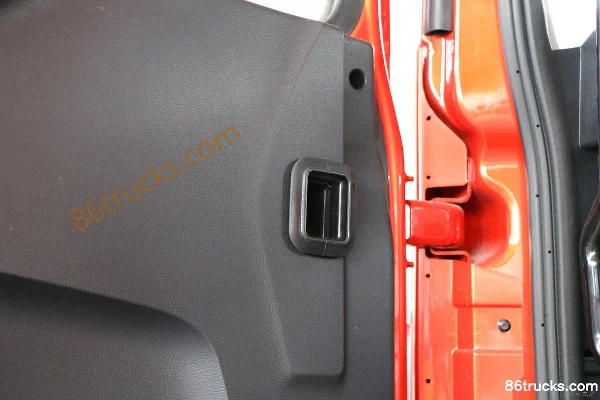Dongfeng Duolika D12 260 hp 4X2(6 wheels) 8.6m Van Cargo Truck (China VI) Cab (3) | 86Trucks