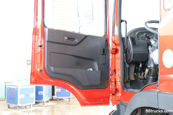 Dongfeng Duolika D12 260 hp 4X2(6 wheels) 8.6m Van Cargo Truck (China VI) Cab (1) | 86Trucks