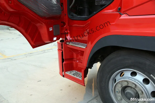 Dongfeng Yulong 245hp 4X2(6 wheels) 9.4m wing-type cargo truck (EQ5180XYKLV) Cab (3) | 86Trucks