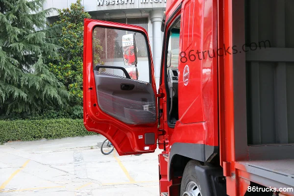 Dongfeng Yulong 245hp 4X2(6 wheels) 9.4m wing-type cargo truck (EQ5180XYKLV) Cab (1) | 86Trucks