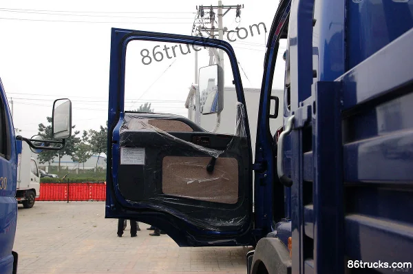 Foton Ruizhong Medium Truck 154 hp 4X2(6 wheels) 5.2m single-row flatbed cargo truck Cab (1) | 86Trucks