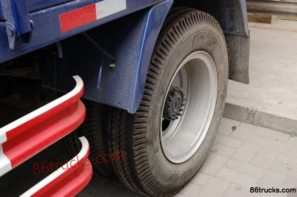 Foton Ruizhong Medium Truck 154 hp 4X2(6 wheels) 5.2m single-row flatbed cargo truck Chassis (3) | 86Trucks